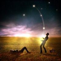 Ein Mann holt einer Frau die Sterne vom Himmel. Auch solche Wünsche können bei einer emotionalen Online-Affäre entstehen.